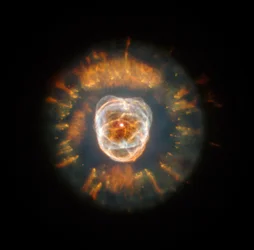 Az Eszkimó-köd, egy planetáris köd, amelyet William Herschel fedezett fel 1787-ben. 2000-ben a Hubble-teleszkóp leképezte a ködöt, amely összetett gázfelhőket jelenít meg, amelyek még nem teljesen ismertek. NA hitel